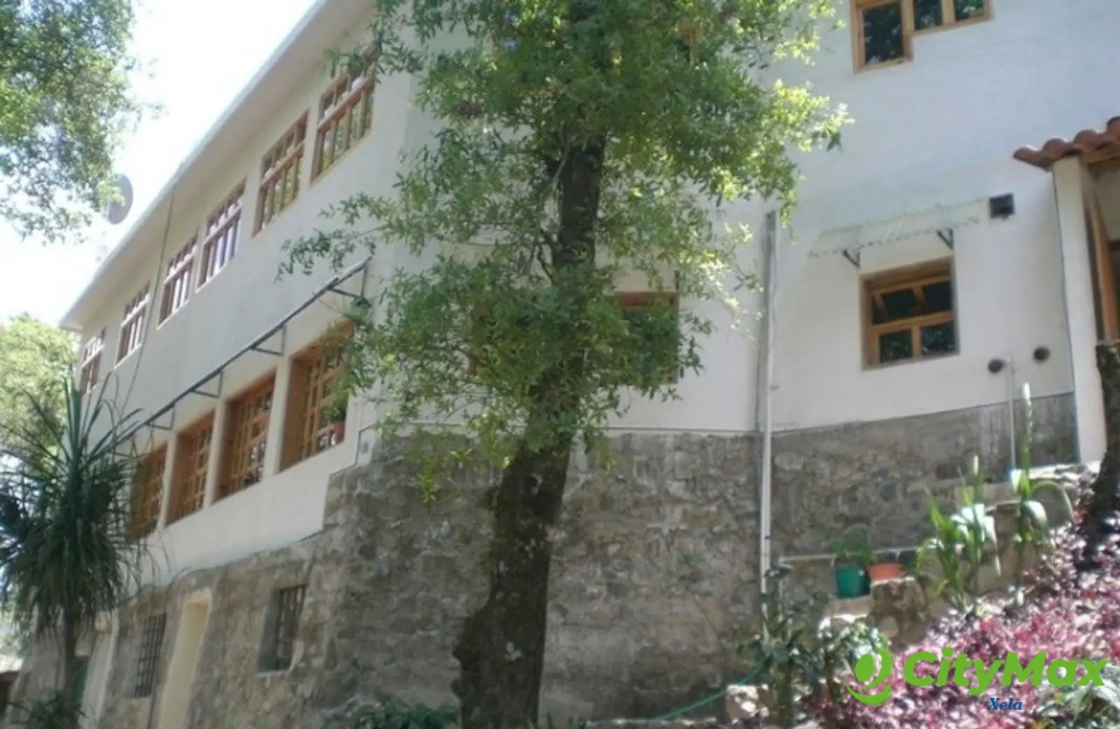 Edificio-Hotel en Venta en San Andrés Semetabaj - foto 1